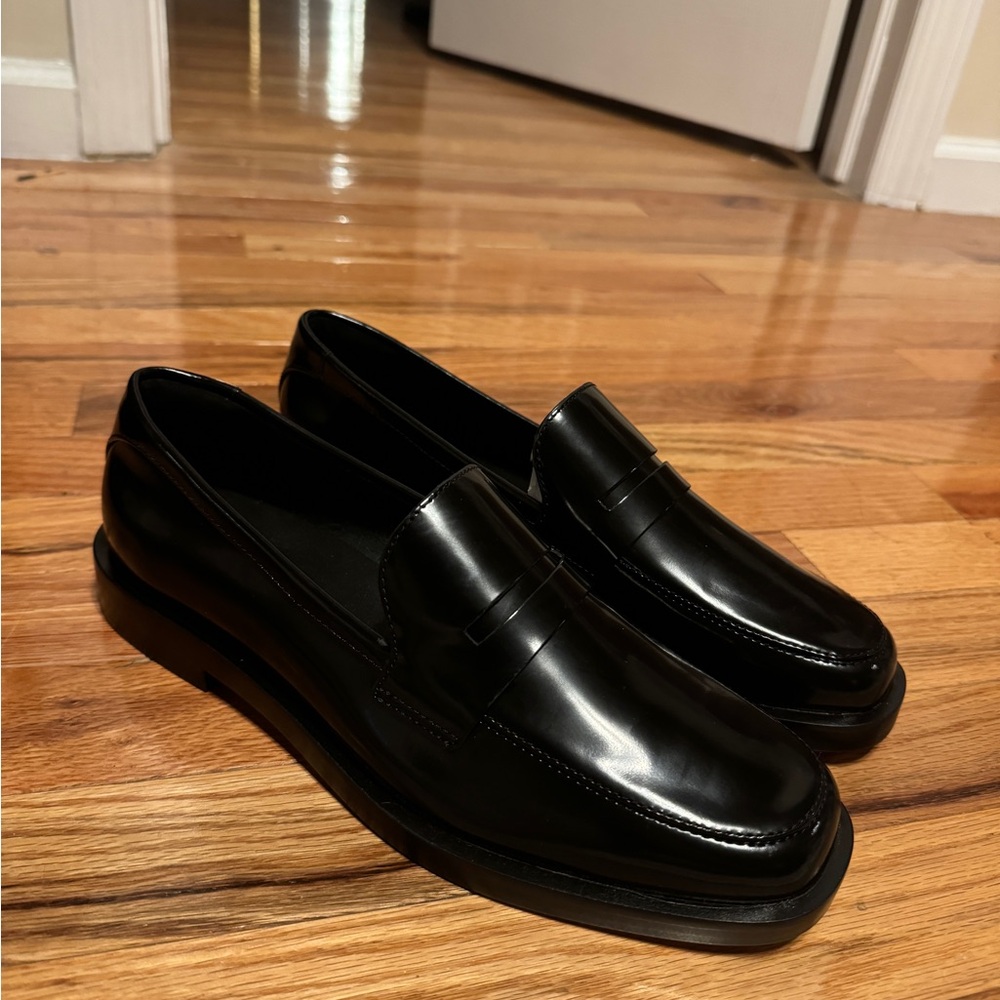 Everlane Black Flats & Loafers with Smooth Leather and Slip-On Design